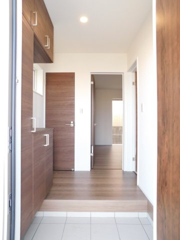 愛西市大井町宮新田の新築一戸建の玄関|◇玄関収納◇　　広めの玄関ホール！　玄関がスッキリ片付く大容量収納♪