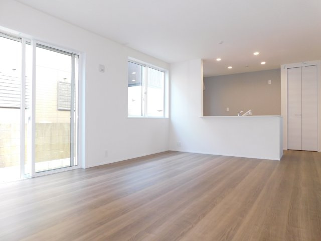 愛西市大井町宮新田の新築一戸建の居間・リビング|◇リビング◇　　南面で明るいリビング１６．７帖　リビングが見渡せて子育てに嬉しい対面キッチン♪