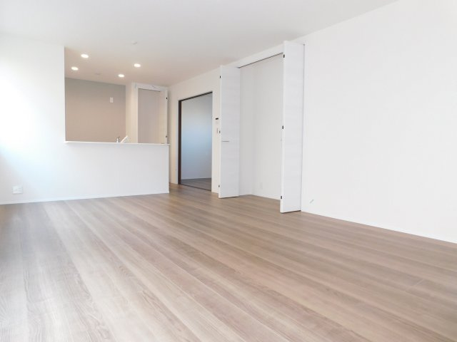 愛西市大井町宮新田の新築一戸建の居間・リビング|◇リビング◇　　南面で明るいリビング１６．７帖　便利なリビング収納完備♪