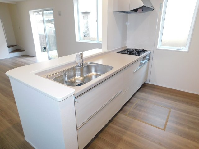 愛西市大井町宮新田の新築一戸建のキッチン|◇キッチン◇　　人気の対面式・人造大理石カウンター・浄水機能付ハンドシャワー・静音仕様シンク・スローインクローズレール・Ｓｉセンサーコンロ（３口）・床下収納庫・パントリー