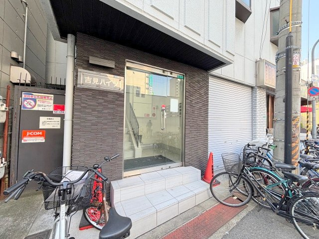 吉見ハイツのエントランス