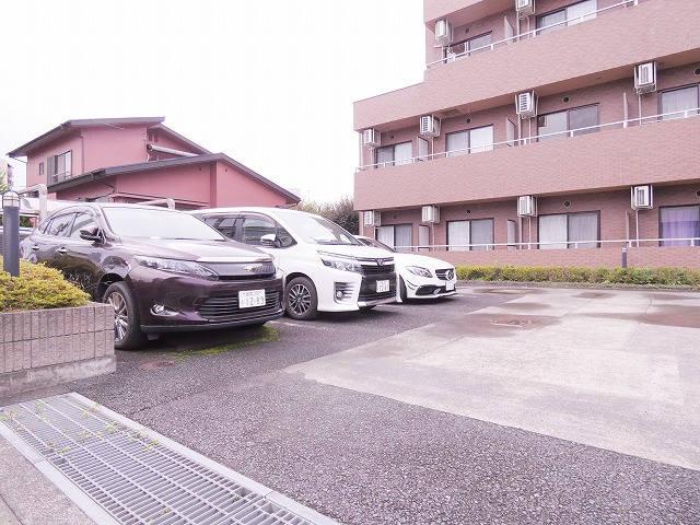 ルネス・グリシーヌの駐車場