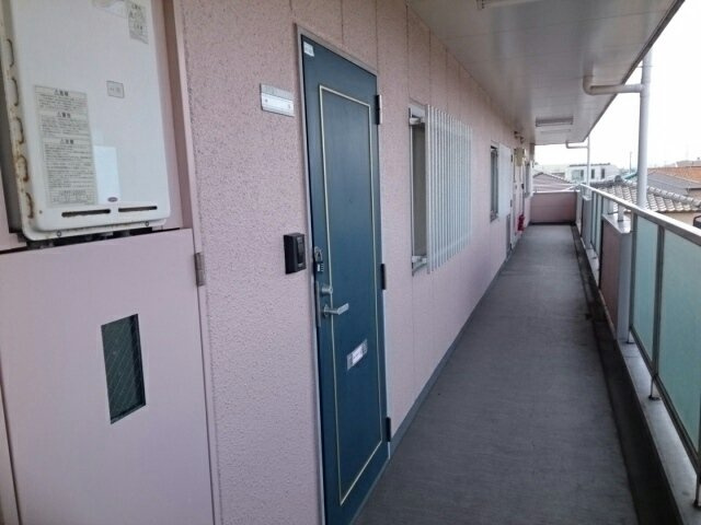 加古川市別府町新野辺北町３丁目の賃貸マンションのエントランス