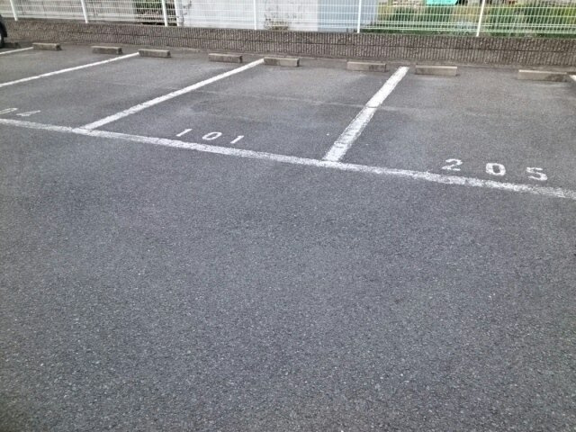 加古川市別府町新野辺北町３丁目の賃貸マンションの駐車場