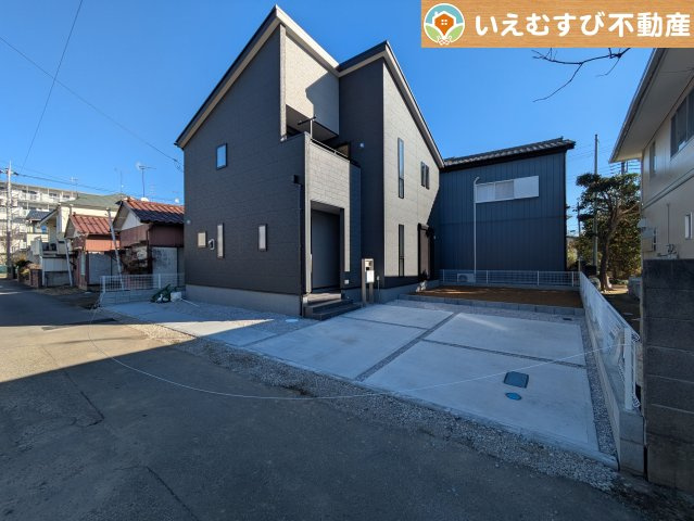 Livele Garden.S　鴻巣箕田第7の駐車場|3台駐車可能なゆとりのカースペース
複数台車をお持ちでも、お友達が遊びに来てもゆとりの駐車スペース！