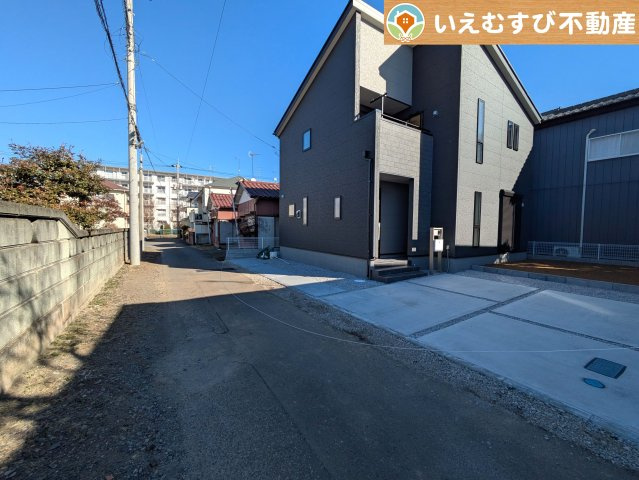 Livele Garden.S　鴻巣箕田第7の前面道路含む現地写真|充分な広さの4ｍ前面道路
間口が広くお車の出し入れも問題なく行えるスペースが確保されています♪