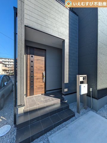 Livele Garden.S　鴻巣箕田第7のエントランス|落ち着いた色づかいのエントランス
駐車場からアクセスの良いエントランス。雨の日や荷物が多くても安心の動線♪