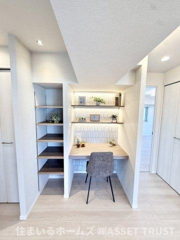 阿佐ヶ谷陵雲閣マンションのその他|作業がはかどりそうな収納棚付きのDEN