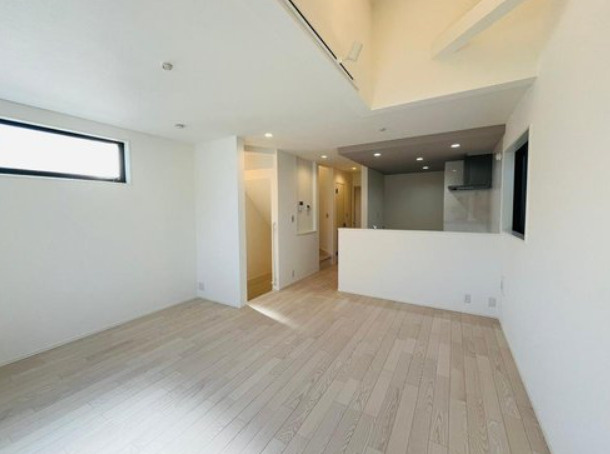 深江南町1丁目　新築戸建の居間・リビング|一部が高天井になっており開放的なリビング