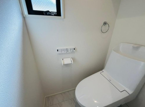 深江南町1丁目　新築戸建のトイレ|お手入れしやすいフチレス形状のシャワートイレ