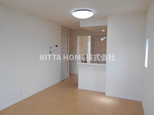 シャーメゾン　アイの居間・リビング|カウンターキッチンがついている１３帖のリビング★