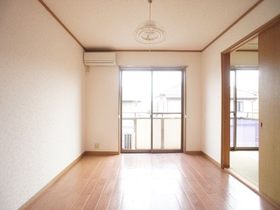 【居間・リビング】 | オレンジハウス | 快適に過ごせるエアコンが付いています♪