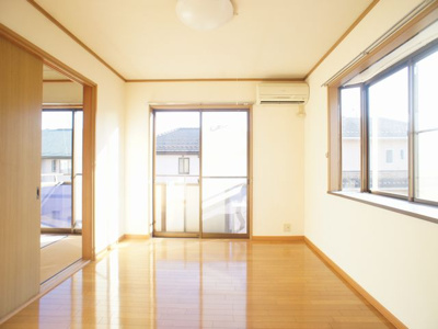 【居間・リビング】 | オレンジハウス | 快適に過ごせるエアコンが付いています♪