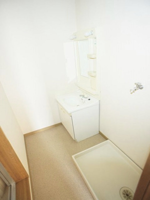 【洗面所】 | オレンジハウス | 洗面化粧台と洗濯機置き場があります♪