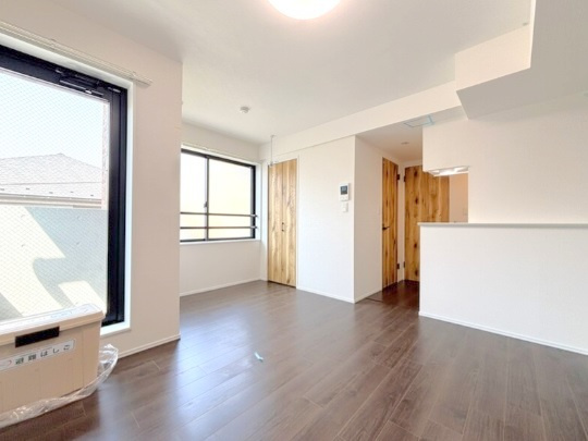 ECREDE蒲田(エクレーデ蒲田)の居間・リビング|洋室10.3帖　エアコン　室内物干し金具付！