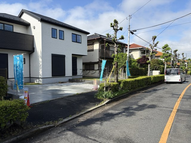 所沢市松が丘2丁目・全1棟　新築一戸建　～並列駐車2台可～の前面道路含む現地写真