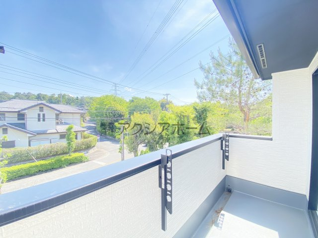 所沢市松が丘2丁目・全1棟　新築一戸建　～並列駐車2台可～のバルコニー