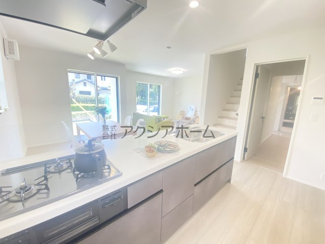 所沢市松が丘2丁目・全1棟　新築一戸建　～並列駐車2台可～のキッチン|オープンエアなカウンタータイプの対面キッチン