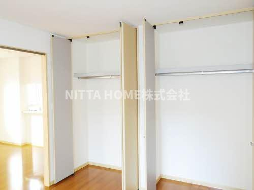 舞鶴市天台新町のアパートの収納|洋室には広い収納がついています＊