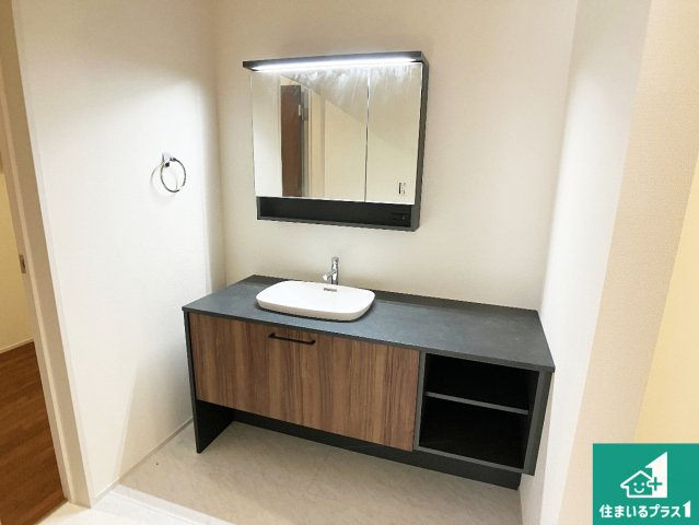 姫路市広畑区西蒲田　第8期　新築一戸建ての独立洗面台|清潔感のある洗面台です。フラットな鏡は掃除がしやすく毎日清潔！鏡裏には収納があるのでスッキリとした洗面台が保てます。