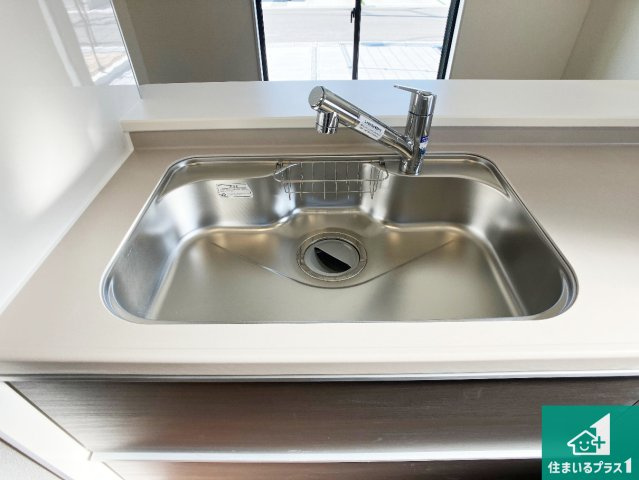 姫路市広畑区西蒲田　第8期　新築一戸建ての独立洗面台|清潔感のある洗面台です。フラットな鏡は掃除がしやすく毎日清潔！ホースは引き出して使えるので洗顔やお掃除の際に便利です！