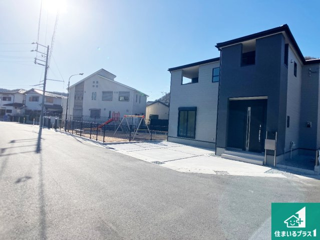 姫路市広畑区西蒲田　第8期　新築一戸建ての前面道路含む現地写真|周辺は閑静な住宅街！前面道路広々で車の出し入れも便利です。駐車が苦手な方でも安心して車庫入れできます！