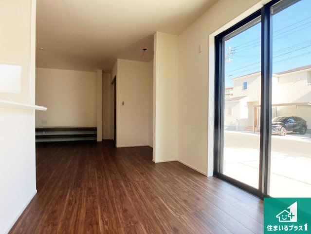 姫路市広畑区西蒲田　第8期　新築一戸建ての居間・リビング|日当たり良好の明るいリビングで朝の目覚めもスッキリできそう！対面キッチンでご家族のコミュニケーションも自然と増える設計！小さなお子様が遊ぶスペースを作っても広々とくつろげるLDK！