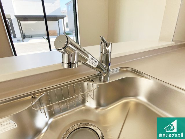 姫路市広畑区西蒲田　第8期　新築一戸建ての設備|浄水器を内蔵！炊飯時、お茶を作る時に安心してお水を使えます！お湯と冷水、浄水と原水、シャワーの切替えもワンタッチです！