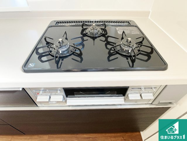 姫路市広畑区西蒲田　第8期　新築一戸建ての設備|ダブル高火力Ｓｉセンサー付きコンロ！３口あるので、まとめて料理をする時も大活躍！