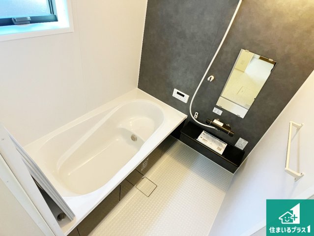 姫路市広畑区西蒲田　第8期　新築一戸建ての浴室|足をゆったり伸ばして寛げる浴槽です。窓が設けられていますので差し込む光が明るく穏やかな雰囲気にしてくれます♪浴室乾燥機も設置しているので、雨の日の洗濯物も安心です♪