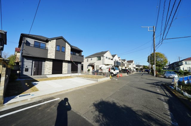 【横浜市瀬谷区南瀬谷1丁目76-2新築戸建て】★仲介手数料無料★（瀬谷さくら小学校・南瀬谷中学校）の前面道路含む現地写真