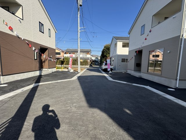 柏市東山２丁目新築戸建【酒井根西小学校：10分】の前面道路含む現地写真|西側前面道路