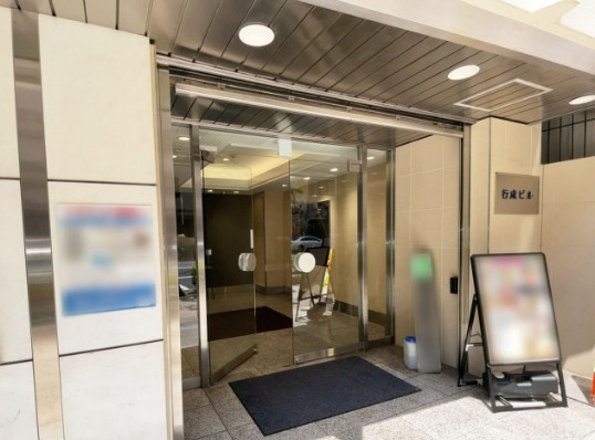 行成ビルのエントランス