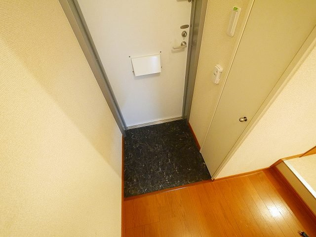 レオパレスくれーる大安寺の玄関|きれいな玄関です
