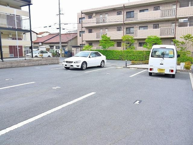 レオパレスくれーる大安寺の駐車場|駐車場があるので、車を買う予定の方も安心です