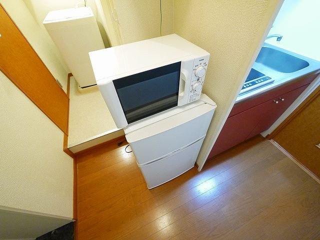 レオパレスくれーる大安寺のキッチン|2ドア冷蔵庫・電子レンジ付きです