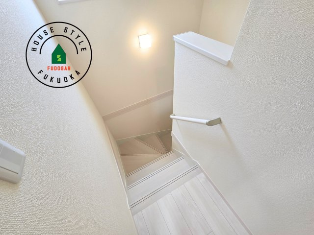 福岡市南区屋形原2丁目第11-2棟（2号棟）の内観：施工例|＜手すり付階段＞手すりがないと階段の昇り降りで危険なことはもちろん、壁に手をつきながら歩くことで壁紙が汚れやすくなります。すべての方に快適に昇り降りしていただくため、手すりを設置しました。