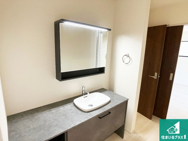 姫路市広畑区西蒲田　第8期　新築一戸建ての独立洗面台|清潔感のある洗面台です。フラットな鏡は掃除がしやすく毎日清潔！鏡裏には収納があるのでスッキリとした洗面台が保てます。