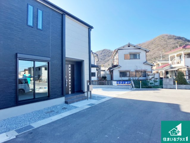 姫路市広畑区西蒲田　第8期　新築一戸建ての前面道路含む現地写真|周辺は閑静な住宅街！前面道路広々で車の出し入れも便利です。駐車が苦手な方でも安心して車庫入れできます！