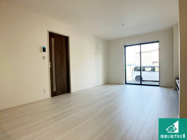 姫路市広畑区西蒲田　第8期　新築一戸建ての居間・リビング|日当たり良好の明るいリビングで朝の目覚めもスッキリできそう！対面キッチンでご家族のコミュニケーションも自然と増える設計！小さなお子様が遊ぶスペースを作っても広々とくつろげるLDK！