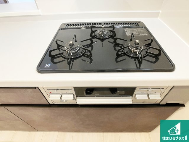 姫路市広畑区西蒲田　第8期　新築一戸建ての設備|ダブル高火力Ｓｉセンサー付きコンロ！３口あるので、まとめて料理をする時も大活躍！