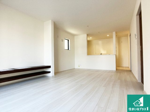 姫路市広畑区西蒲田　第8期　新築一戸建ての居間・リビング|子供を見守りながらお料理が出来るため家族のコミュニケーションか増えます♪スペースが広く確保されている為お子様が大きくなったときは一緒に料理を楽しめます♪