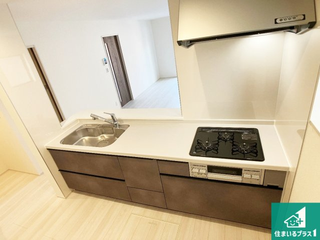 姫路市広畑区西蒲田　第8期　新築一戸建てのキッチン|リビングと統一感があり、使い勝手のいいキッチン。広々としているので、二人並んで作業が出来ちゃいます。お子様と一緒に色々なお料理に挑戦できるスペースがあります。