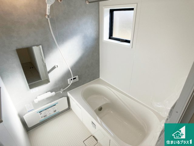 姫路市広畑区西蒲田　第8期　新築一戸建ての和室|足をゆったり伸ばして寛げる浴槽です。窓が設けられていますので差し込む光が明るく穏やかな雰囲気にしてくれます♪浴室乾燥機も設置しているので、雨の日の洗濯物も安心です♪