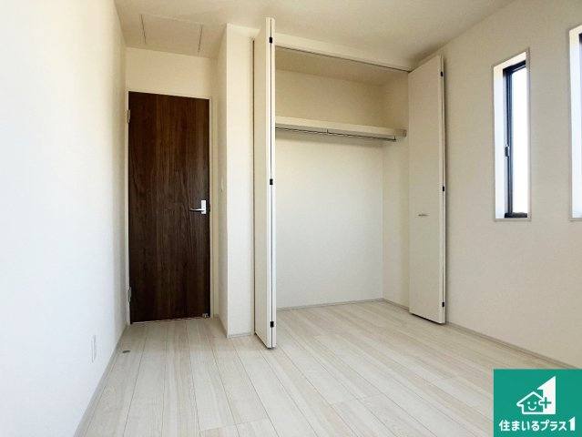 姫路市広畑区西蒲田　第8期　新築一戸建ての洋室|寝室は心地よい眠りについてもらいたくて、シンプルかつ開放的な空間な設計にしています！大きな窓から差し込む日が心地いいです♪