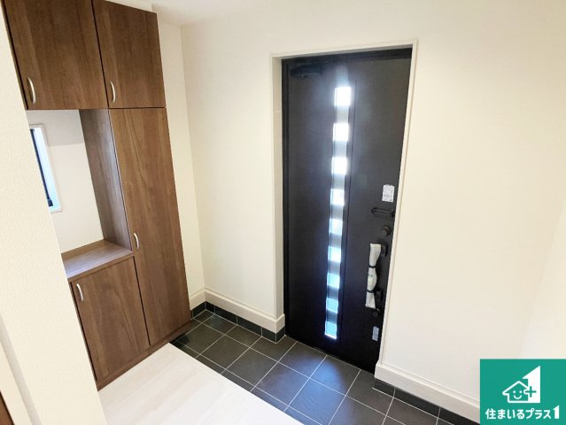 姫路市広畑区西蒲田　第8期　新築一戸建ての玄関|シューズボックスにはたくさんの靴が収納できるので玄関周りはいつもスッキリ！ご家族が増えても安心！