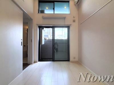 【居間・リビング】 | ラウレアハイツ | こちらのリビングで趣味の時間をお楽しみください