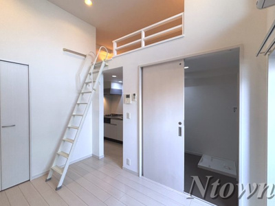 【居間・リビング】 | ラウレアハイツ | こちらの居間で趣味の時間をお楽しみください