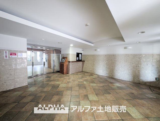 聖蹟桜ヶ丘第2ダイヤモンドマンションのエントランス|【Holiday of a home】
◆季節外れのホームホリディ◆喧噪から離れ広々したリビングでゆったりと過ごす。そんな休日があっていい。『何もしない時を楽しむ』そんな贅沢な時間を家族と堪能する。