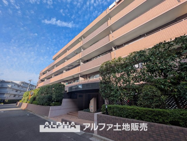 聖蹟桜ヶ丘第2ダイヤモンドマンションの外観|【現地からの眺望】
◆シチュエーション◆窓をあけると、目に飛び込むのは緑と光の風光明媚な景色。僕の目に映るは、ここで家族と会話をワイワイガヤガヤ楽しんでいるシチュエーション。